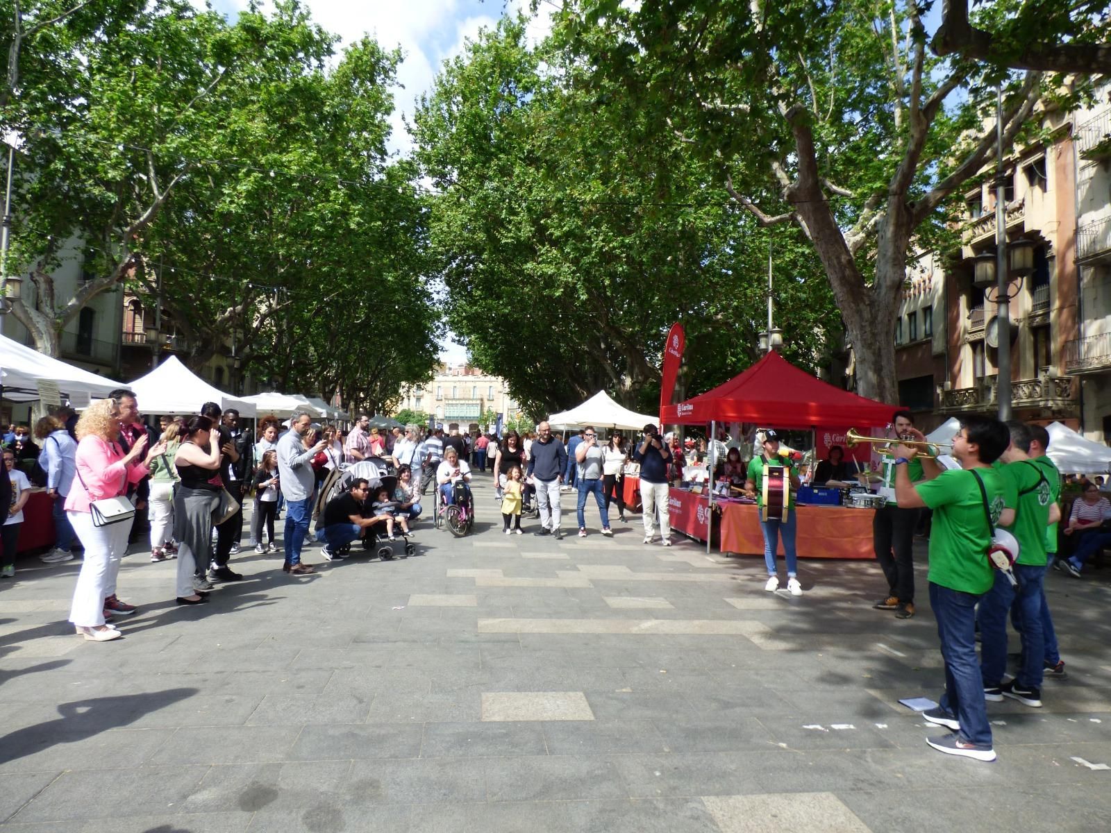 Figueres bull de gent amb les fires de carrer del Menestral