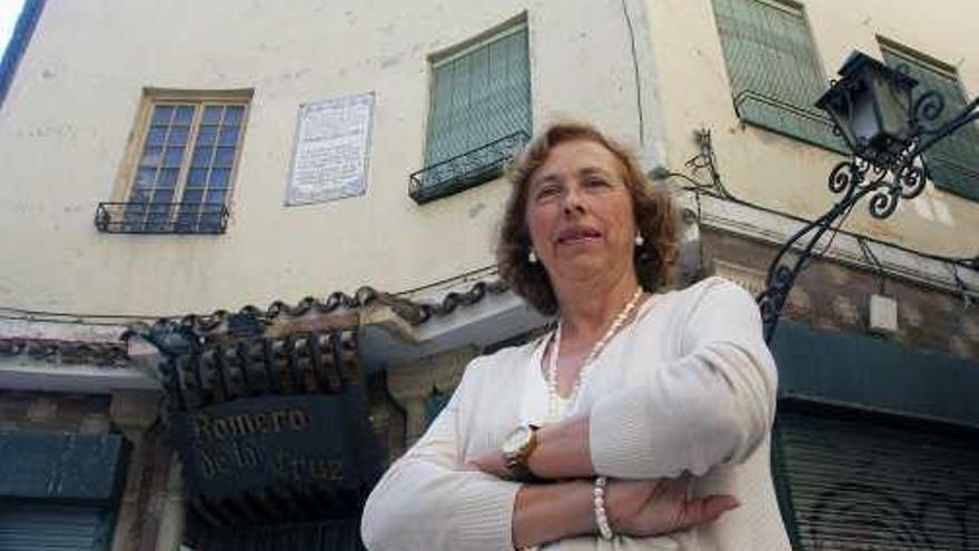 La profesora Elena Ruiz Romero de la Cruz junto al negocio familiar en el Pasaje de Chinitas.