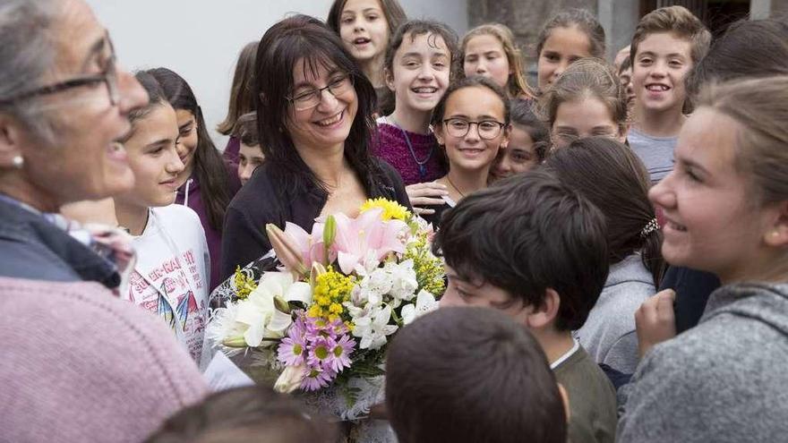 Mónica Rodríguez, ayer, recibe flores de los niños y la directora de La Gesta, Elisa Fernández.