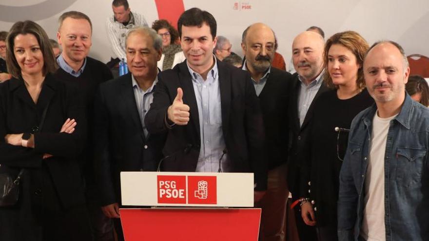 Caballero, en el centro, durante la reunión ayer en Santiago del comité nacional del PSdeG.