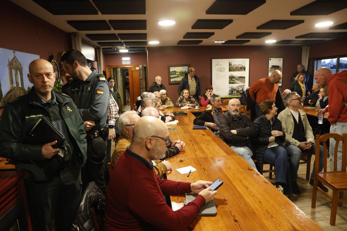 Mandos policiales visitan "Les Caseríes" ante la oleada de robos en Asturias (en imágenes)