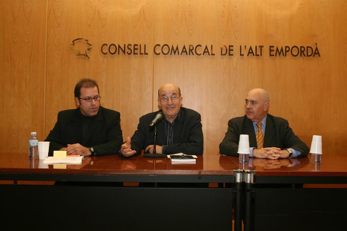 Amb Joan Vilahú i Santi Coll presentant 'Emporda, alga i ginesta' al Consell Comarcal