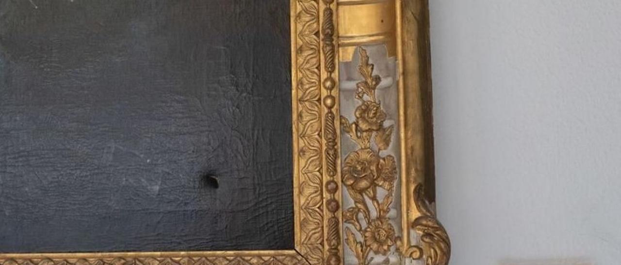 Detalle de los agujeros realizados por el delincuente en el cuadro de Isabel II que cuelga en el claustro de la Diputación de Zamora.