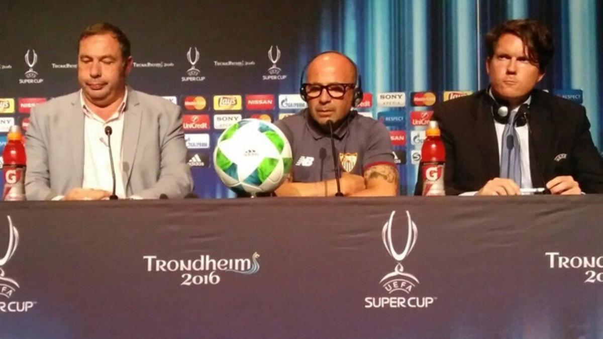 Jorge Sampaoli (centro) durante la rueda de prensa previa a la final de la Supercopa de Europa