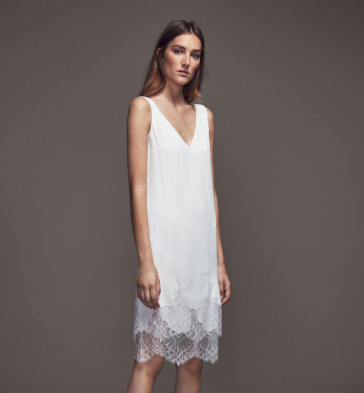 Vestidos para una noche de verano, con puntilla en el bajo de Massimo Dutti (149€)