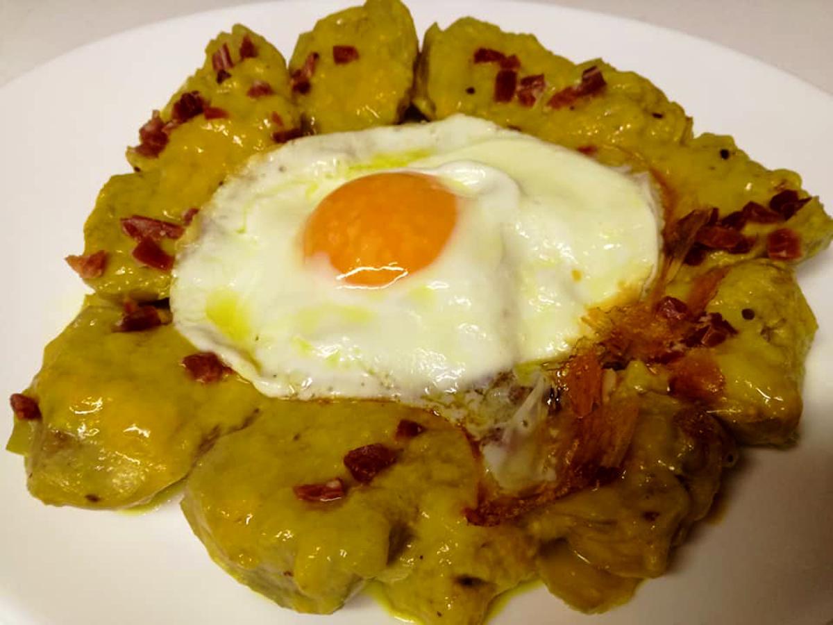 Los huevos con pisto es uno de los platos estrella de la cocina malagueña