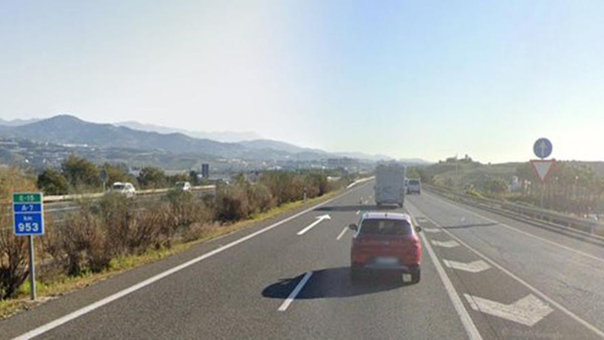 El accidente tuvo lugar en el kilómetro 953 de la A-7, sentido Almería.