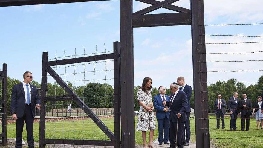 Los duques de Cambridge, durante su visita, ayer, al campo de concentración de Stutthof, en Polonia.