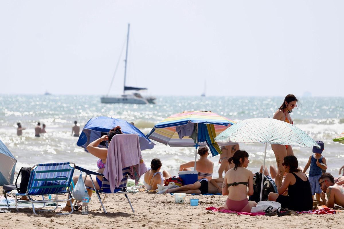 Las playas de València se llenan ante las altas temperaturas