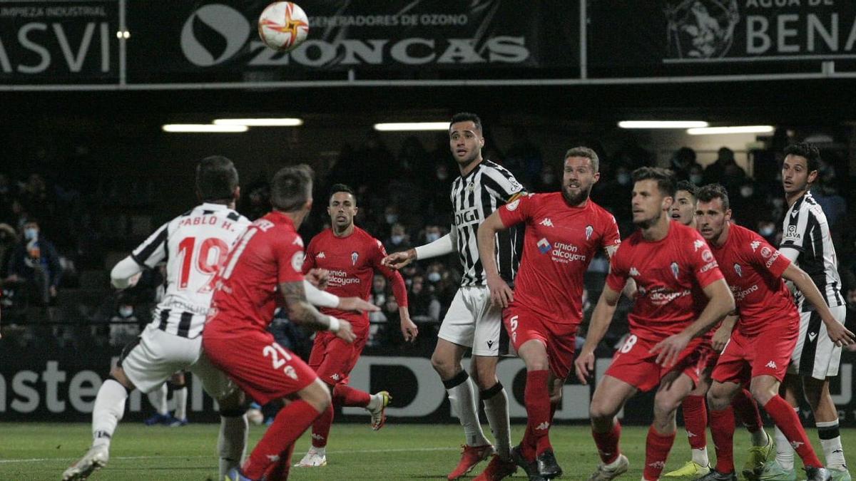 Cubillas, durante una acción a balón parado en el Castellón-Alcoyano.