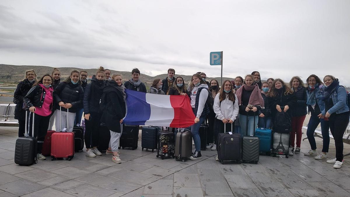 Estudiantes Erasmus de Francia a su llegada a Alicante con los compañeros del IES Leonardo Da Vinci
