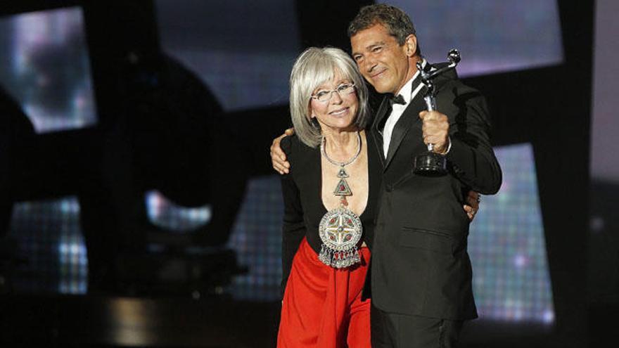 El actor Antonio Banderas recibe de manos de la actriz y cantante puertorriqueña, Rita Moreno, el premio Platino de Honor por toda su carrera.