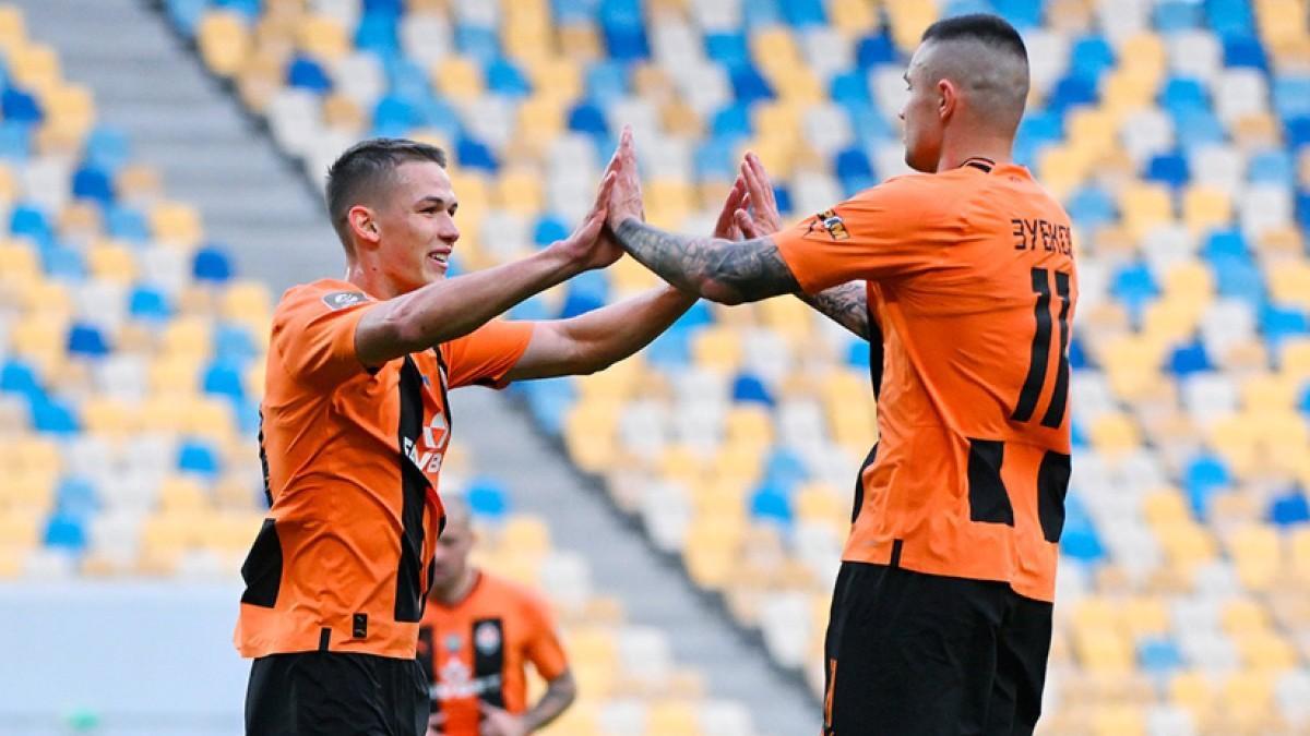 Sikan, del Shakhtar, celebrando con su compañero Zubkov