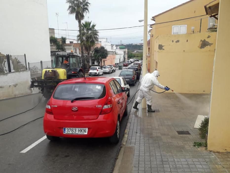 Los tractores se suman a la limpieza de Manises