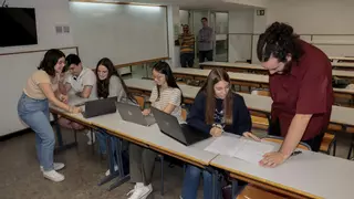 La Universidad de Alicante combate el abandono de los estudios con clases de repaso impartidas por alumnos