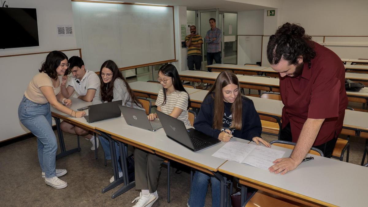 Alumnos de la Universidad de Alicante  que han participado en «Yo te ayudo con las mates» para reforzar las Matemáticas y Física a estudiantes de primeros cursos