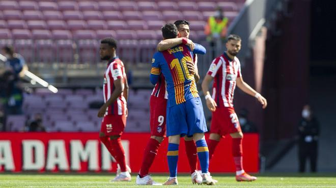 La foto del día: Leo Messi y Luís Suárez se abrazan durante su reencuentro en el Camp Nou