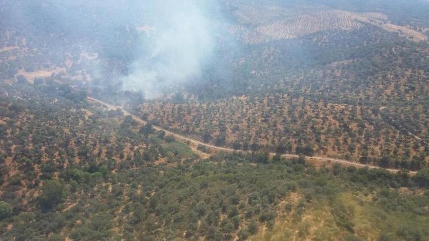 21 bomberos trabajan para extinguir un incendio en Espiel