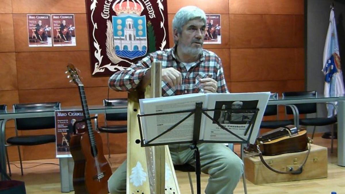 O músico Miro Casabella, nunha actuación recente en Betanzos.   | // LA OPINIÓN