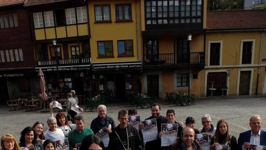 Itziar Vicente, con hosteleros de Requejo, en la presentación del programa de la fiesta del Samaín.