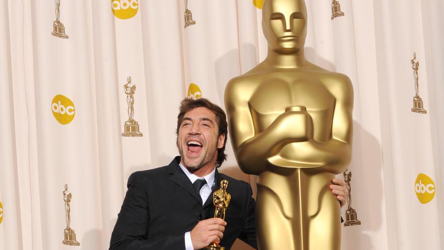 Javier Bardem con su primer Oscar al Mejor Actor por su papel en &#039;No Country for Old Men&#039;.