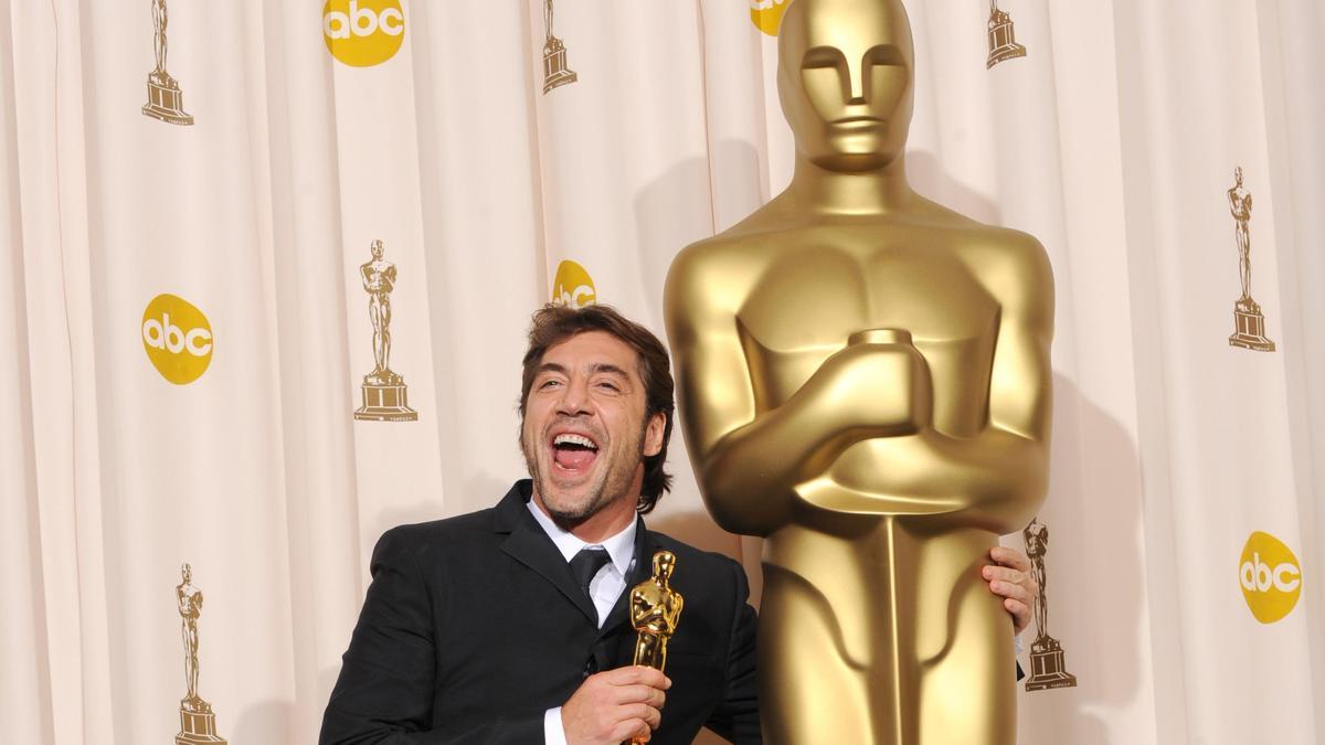 Javier Bardem con su primer Oscar al Mejor Actor por su papel en &#039;No Country for Old Men&#039;.