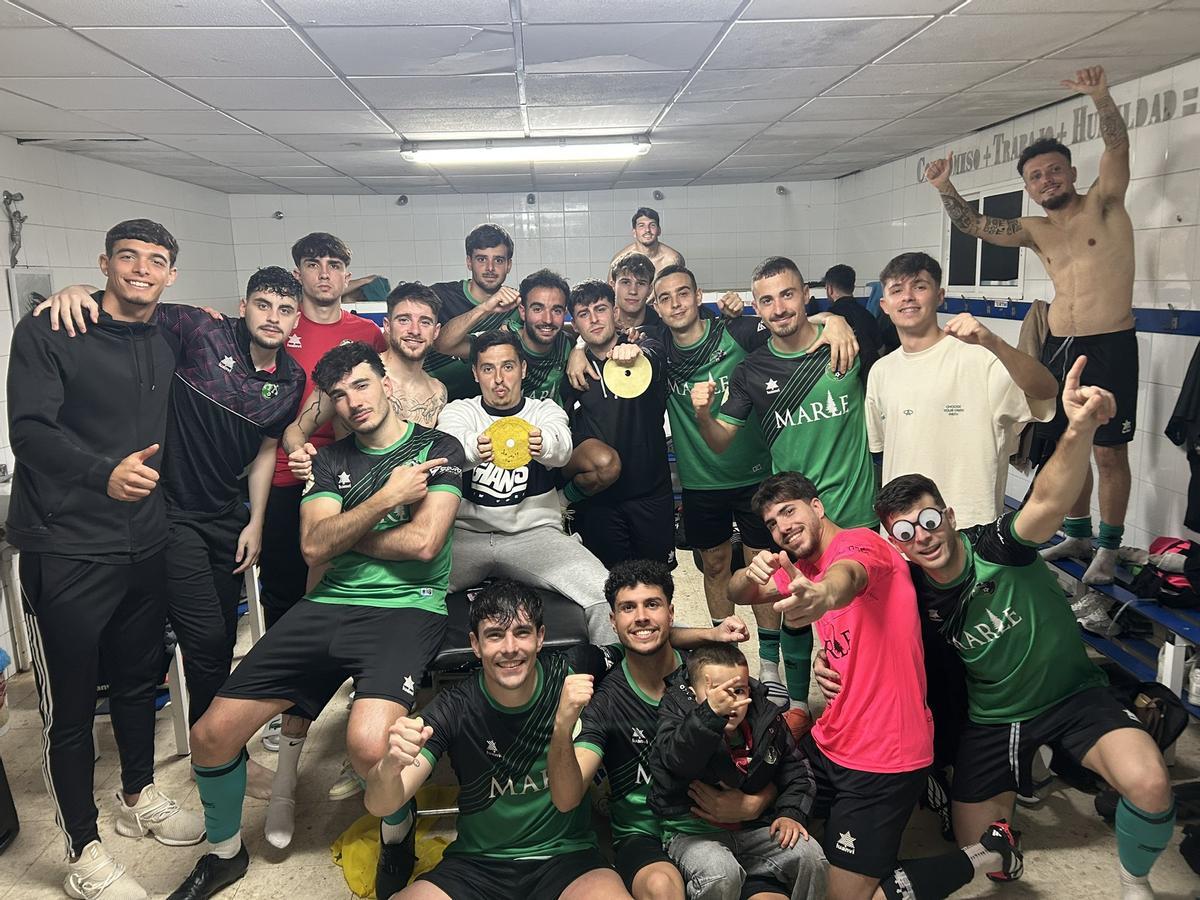 Los futbolistas del Gévora celebran la victoria en el vestuario.