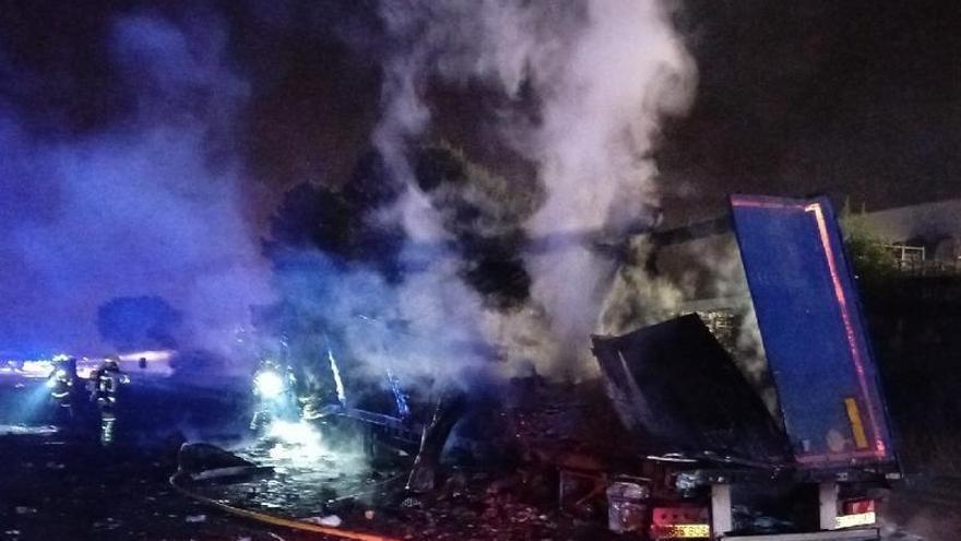 El xoc de dos camions provoca una gran bola de foc i obliga a tallar l'AP-7 tota la nit