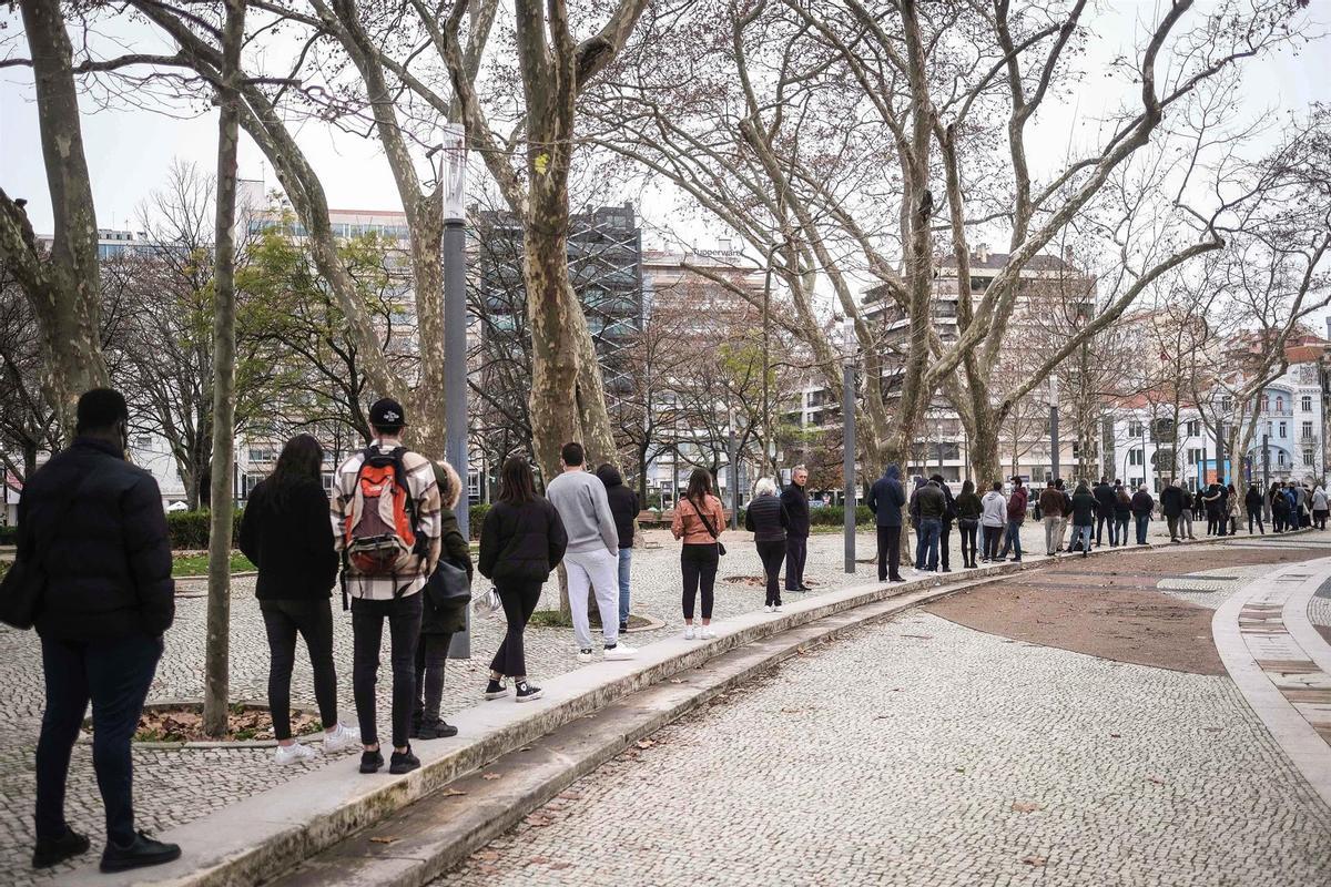 Colas para hacerse un test en Portugal