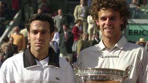 Corretja y Kuerten posando en Roland Garros