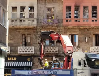La reapertura de la calle Riestra de Pontevedra se retrasa ante el mal estado del edificio quemado