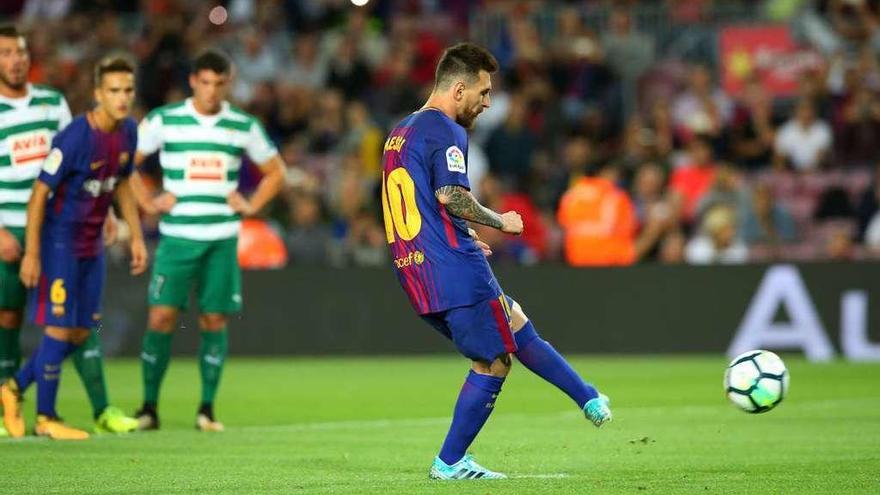 Messi, en el momento de lanzar el penalti que sirvió para que marcase el primer gol.