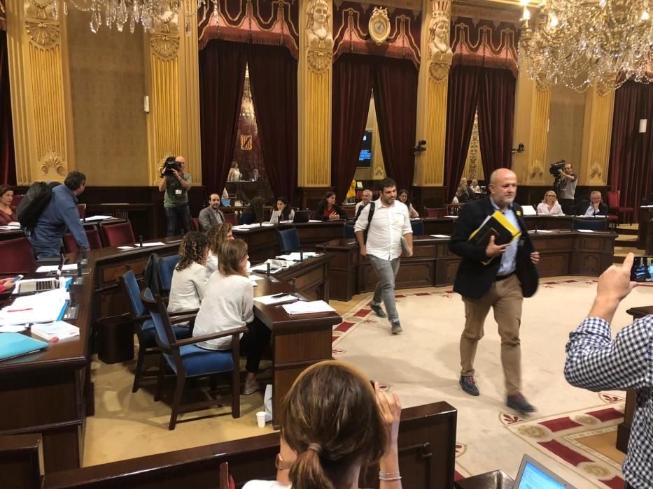 Més abandona el Parlament en protesta por la sentencia del 'procés' y Vox pide su ilegalización