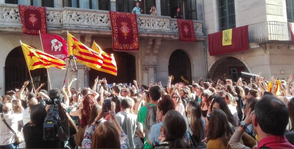 Centenars de persones celebren la proclamació de la República Catalana a la plaça del Vi