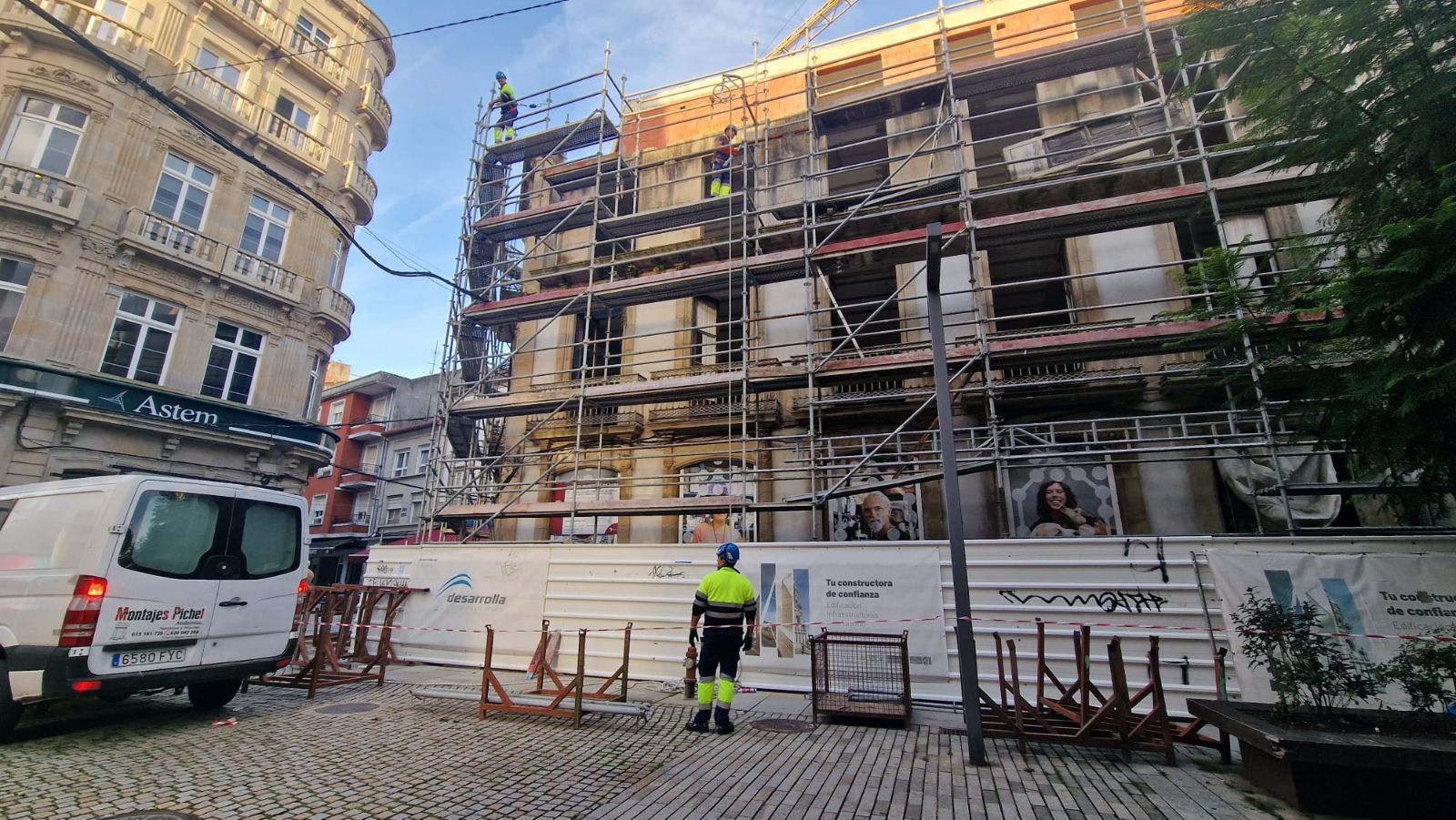 Así se desmontan los andamios en el edificio protegido del centro de Vilagarcía, cuya reconstrucción está a medias y fue paralizada por el Concello hace un año.