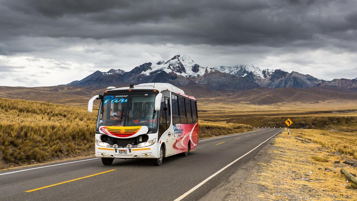 Un autobús en una carretera peruana.