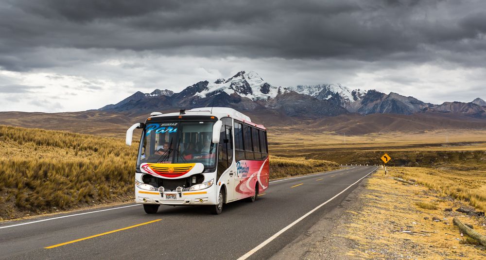 Un autobús en una carretera peruana.