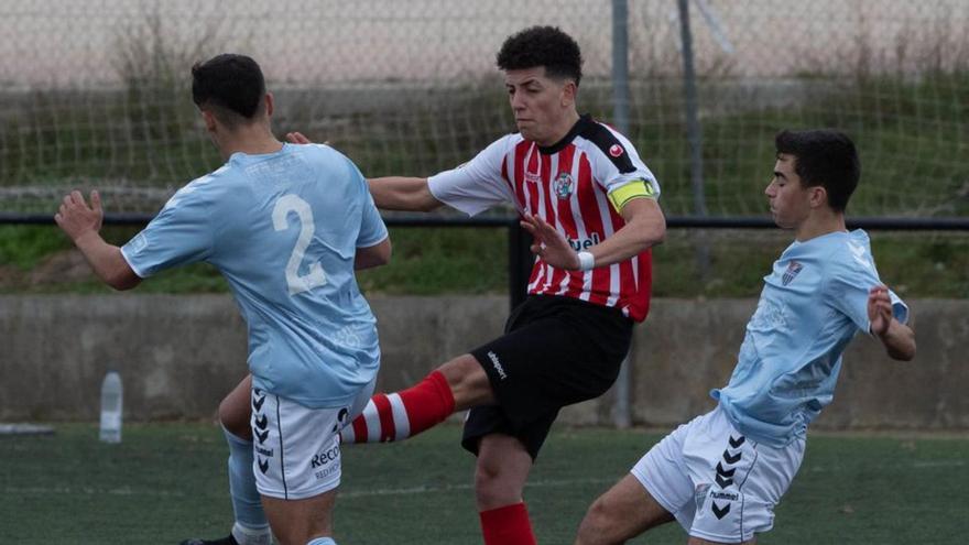 El capitán del Zamora CF despeja el cuero ante dos rivales. | J. L. F.