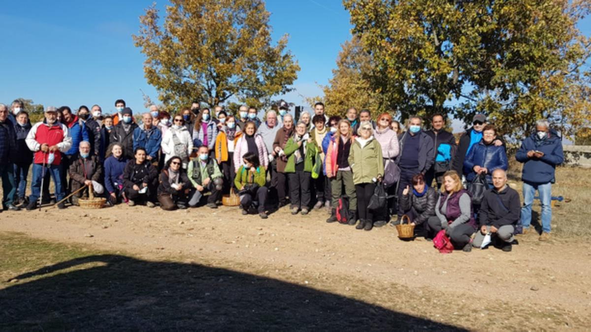 Participantes en la excursión micológica realizada ayer, dentro de las Jornadas Micológicas de Benavente. / E. P.