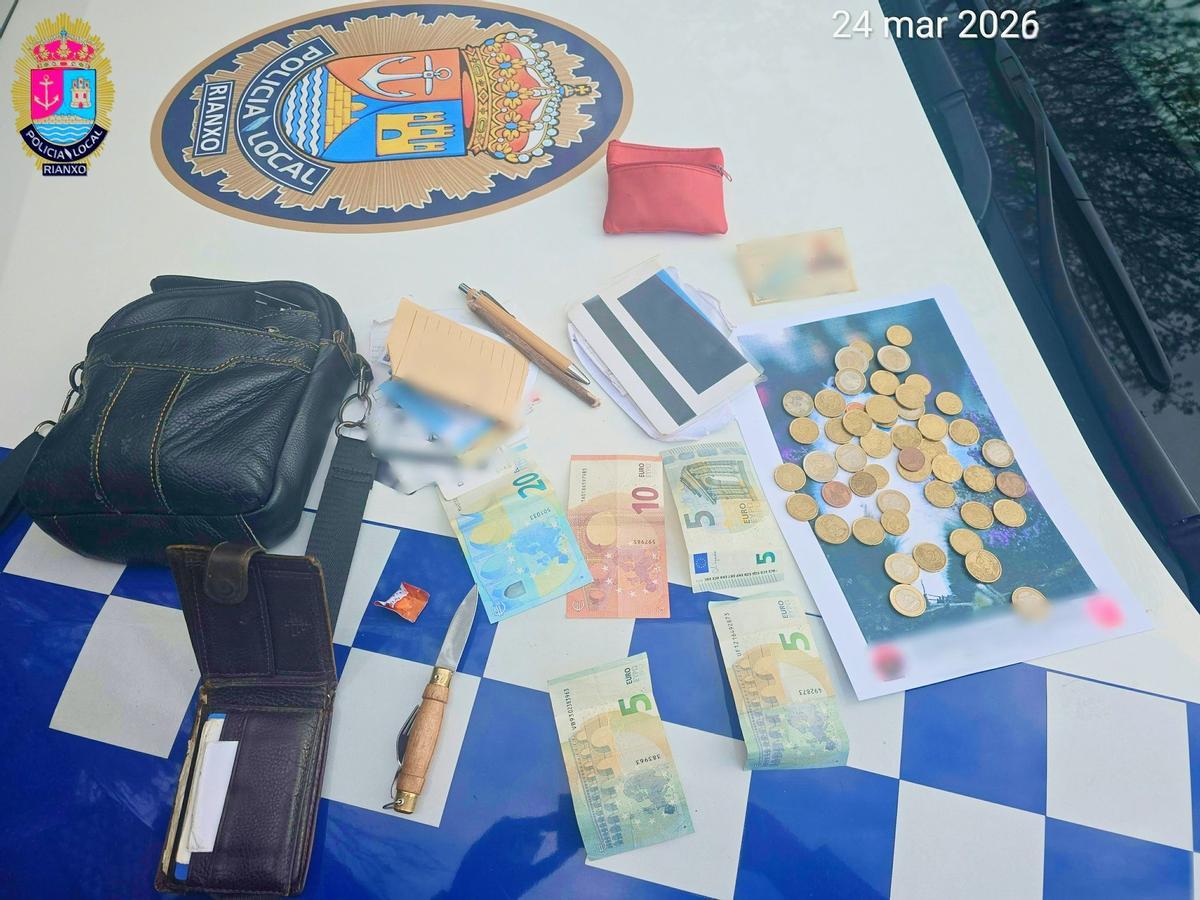 Dinero, navajas y efectos intervenidos a los dos investigados.