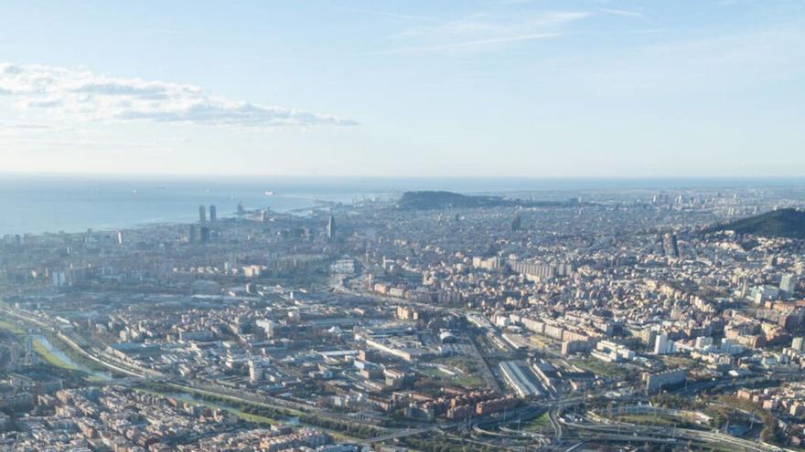 Vista aèria de la Barcelona metropolitana amb  Badalona, Sant Adrià, Santa Coloma i Barcelona.   | ZOWY VOETEN