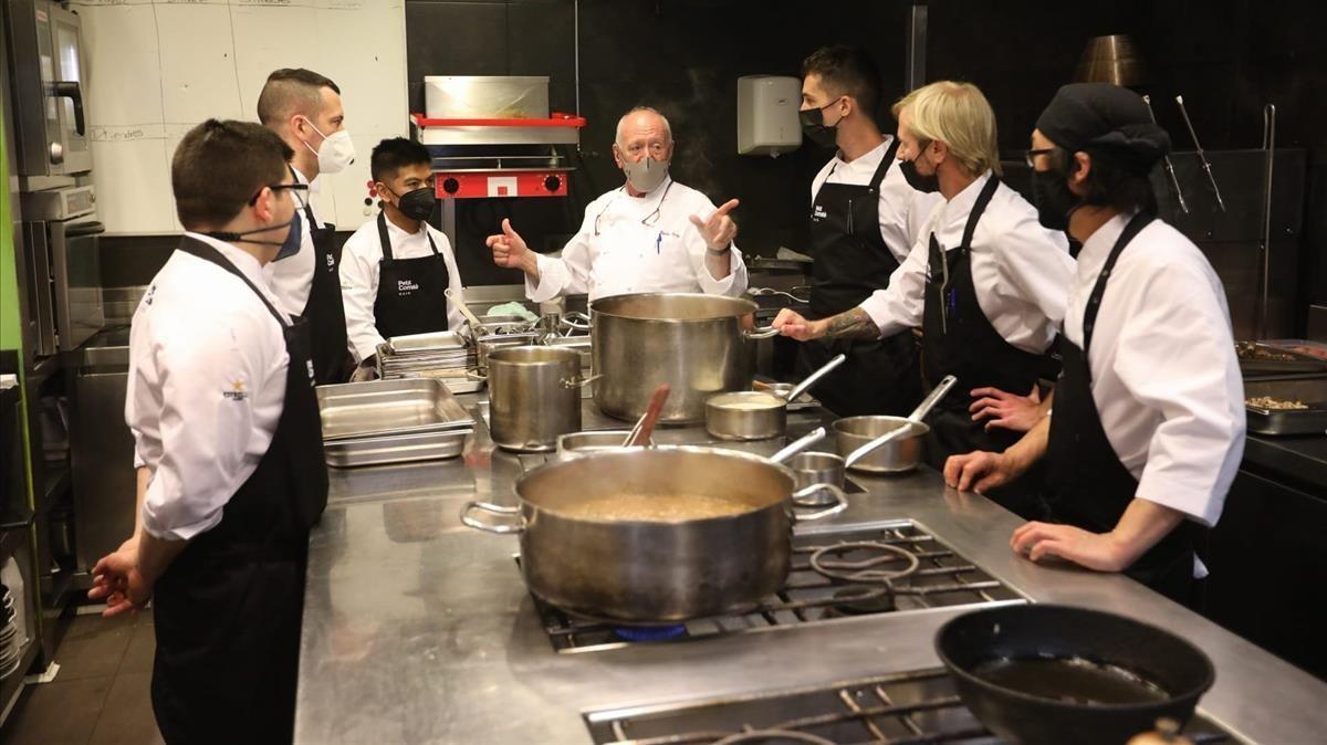 Carles Gaig da instrucciones a los cocineros de Petit Comitè antes del primer servicio.