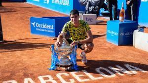 BARCELONA, 23/04/2023.- El tenista español Carlos Alcaraz celebra su victoria en la final del Godó (Barcelona Open Banc Sabadell-Trofeo Conde de Godó 2023) que ha disputado contra griego Stefanos Tsitsipas este domingo en Barcelona.EFE/ Alejandro Garcia