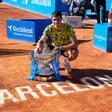 BARCELONA, 23/04/2023.- El tenista español Carlos Alcaraz celebra su victoria en la final del Godó (Barcelona Open Banc Sabadell-Trofeo Conde de Godó 2023) que ha disputado contra griego Stefanos Tsitsipas este domingo en Barcelona.EFE/ Alejandro Garcia