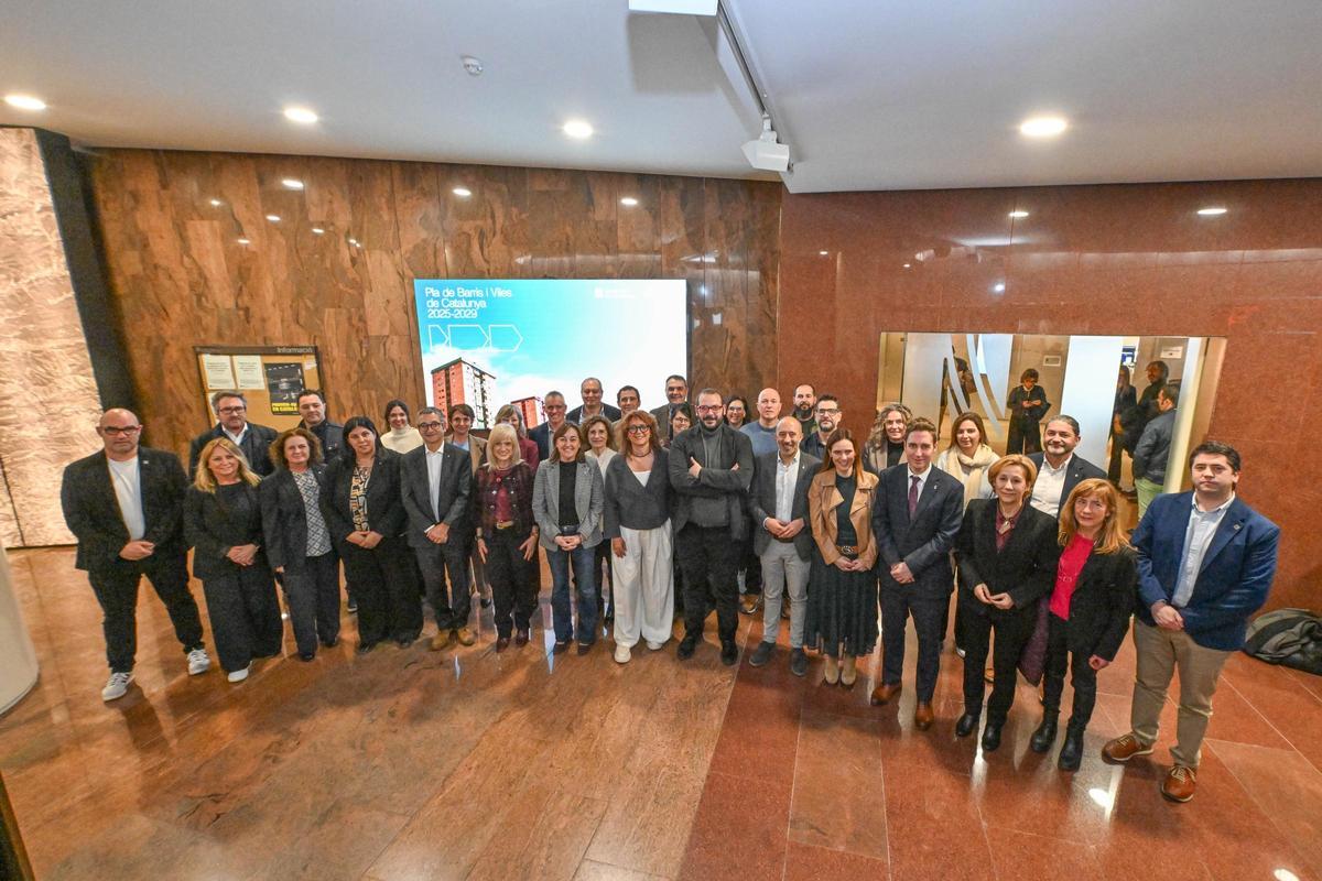 La consellera de Territori, Sílvia Paneque, ha reunit els alcaldes dels municipis que estrenen la nova Llei de Barris