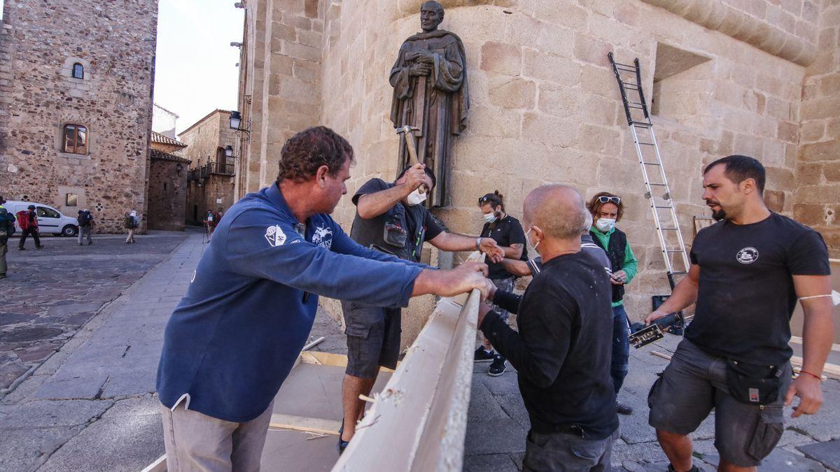 Trabajos para ocultar la figura de San Pedro de Alcántara.