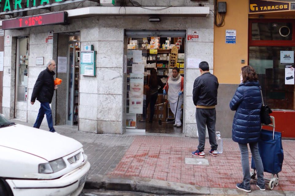 Colas en supermercados y farmacias de València por seguridad