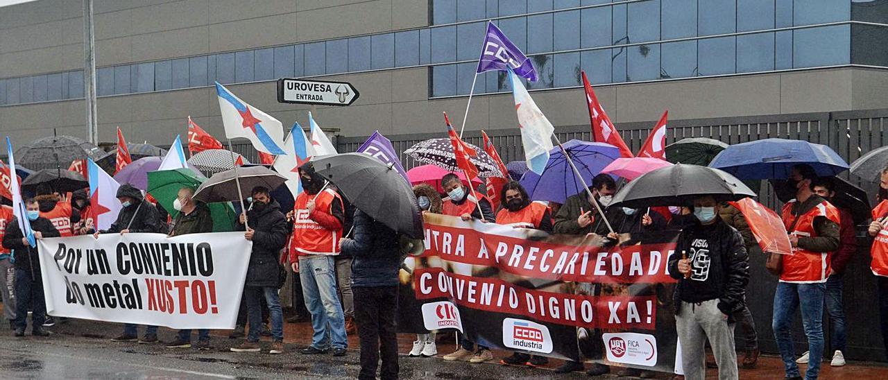 La concentración de delegados sindicales del metal celebrada ayer ante la fábrica Urovesa. |  // NOÉ PARGA