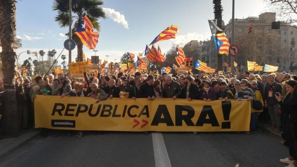 La capçalera de la manifestació de l'ANC al passatge Colom de Barcelona sota el lema 'República ja!'