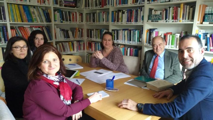 El alcalde y la edil de Educación reunidos con el equipo de José Antonio Marina.